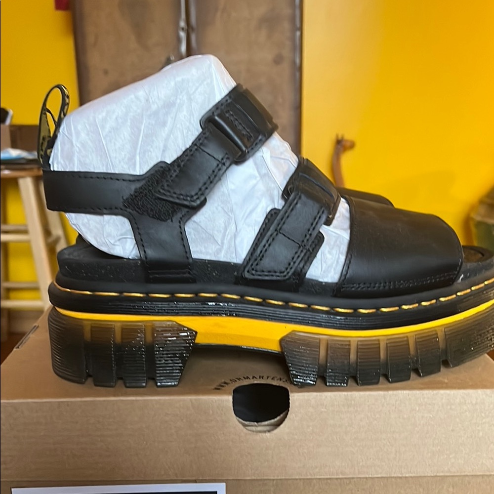 Dr. Martens Black Sandals with Iconic Design - Picture 4 of 9